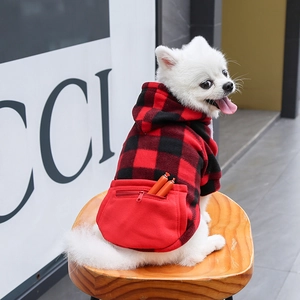 Détail du sweat à capuche pour chien avec poche zippée rouge et doublure polaire