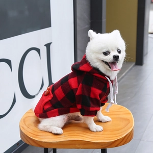 Détail du sweat à capuche à carreaux rouges pour chien avec cordon et poche décorative