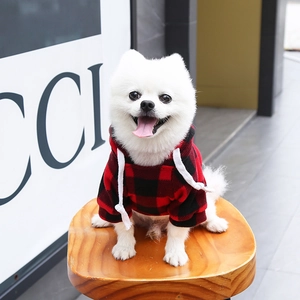Détail du sweat à capuche pour chien à carreaux rouges avec cordon et tissu chaud
