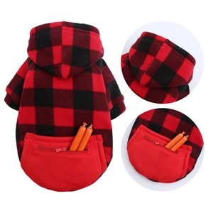 Détail du sweat à capuche écossais pour chien avec une poche arrière zippée pratique