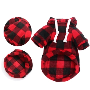 Détail du sweat à capuche pour chien à carreaux rouges montrant la texture et la doublure