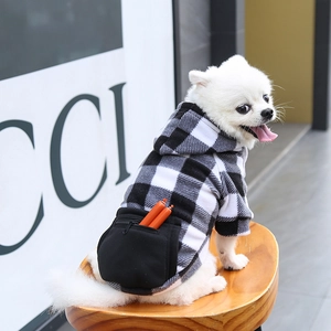 Détail du sweat à capuche pour chien à carreaux noir et blanc avec poche zippée et polaire