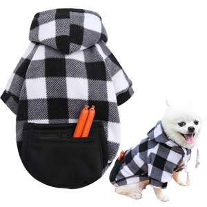 Détail d'un sweat à capuche écossais pour animal avec poche zippée pour petits chiens