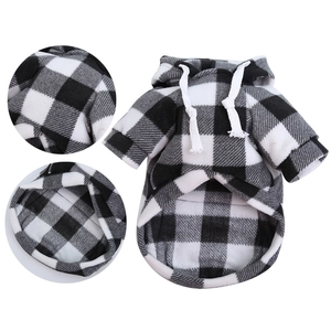 Détails du sweat à capuche pour chien à carreaux noir et blanc en tissu polaire doux