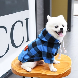 Détail d'un sweat à capuche écossais bleu pour chien avec polaire et poche latérale