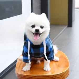 Détail du sweat à capuche en polaire à carreaux bleus pour chien avec cordons