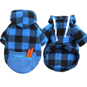 Détail d'un sweat à capuche bleu pour chien avec poche zippée fonctionnelle pour friandises