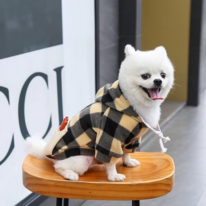 Gros plan du sweat à capuche à carreaux jaunes pour chien avec poche arrière