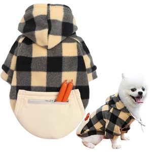 Détail de la poche zippée sur un sweat à capuche à carreaux pour chien en polaire