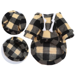 Détail du sweat à capuche pour animal à carreaux, texture polaire et cordon de serrage