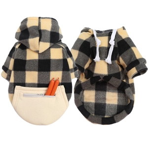 Détail du sweat à capuche pour chien avec tissu polaire, poche zippée et cordons en coton