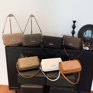 Retro shoulder bag collection in seven colors with pleated texture and metal logo