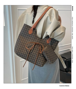 Vue détaillée du sac cabas à monogramme marron avec sa pochette assortie et son petit nœud