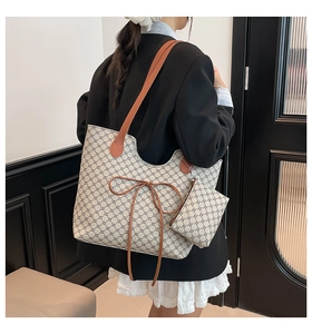 Détail du grand sac cabas avec nœud en cuir et pochette zippée assortie pour femme