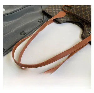 Gros plan sur la poignée du sac cabas vintage avec coutures et motif classique élégant