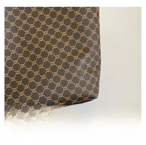 Gros plan détaillé sur le cuir texturé marron rétro avec motif monogramme