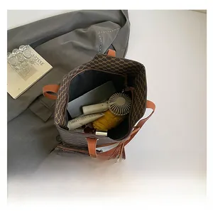 Intérieur spacieux du cabas montrant le rangement pour tablette et accessoires