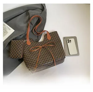 Détails du motif à carreaux et du nœud en cuir sur un sac cabas marron chic