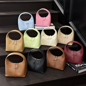 Sac à main croissant en cuir souple avec fermeture éclair en plusieurs coloris