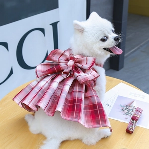 Detalle de arnés vestido para perro a cuadros rojos con lazo y anillo en D