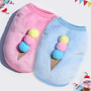 Dettaglio di gilet in peluche per animali con ricamo gelato e polsini elasticizzati