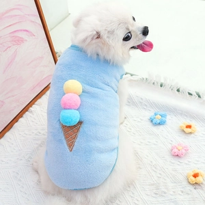 Dettaglio del gilet in pile azzurro per animali con decorazione pompon a forma di gelato