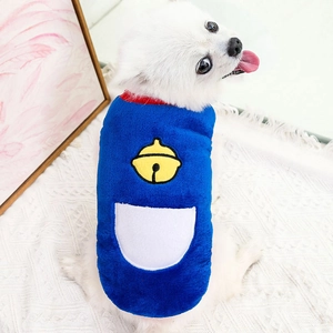 Dettaglio del gilet in pile blu per animali con campanello giallo e tasca bianca