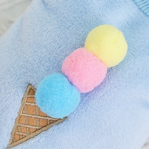 Dettaglio del gilet in peluche per animali con palline di gelato 3D e ricami fini
