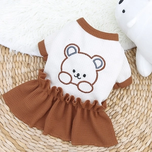 Détail de la robe pour animaux avec tricot gaufre, jupe plissée brune et ours brodé