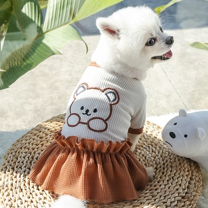 Robe pour chien en tissu gaufré avec motif ours sur un tapis tissé rond