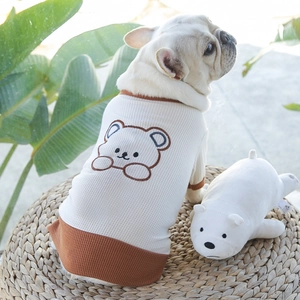 Détail d'un bouledogue français en gilet crème gaufré avec broderie d'ours sur le dos
