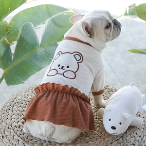 Détail d'une robe pour chien en maille gaufrée avec motif d'ours mignon sur un bouledogue français
