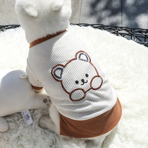 Gros plan d'un t-shirt gaufré pour animaux avec broderie ours et bords côtelés