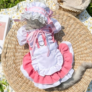 Détail de robe de servante rose pour chat avec tablier en dentelle et anneau en D
