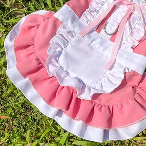 Détail de la robe rose pour animal avec froufrous et anneau en D pour la laisse