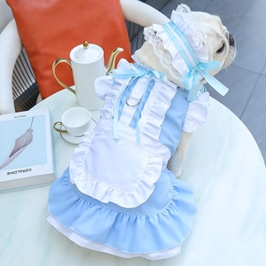 Détail de la robe de servante bleue pour chat avec dentelle, nœud et anneau en D