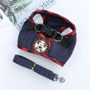 Dettaglio dell'imbracatura per cani in denim e quadri con ricami e anelli a D