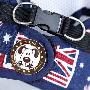 Dettaglio della pettorina per cani Union Jack blu navy con rete e fibbia a sgancio rapido