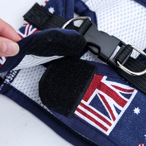Dettaglio della pettorina in denim con stampa Union Jack e fodera in rete traspirante