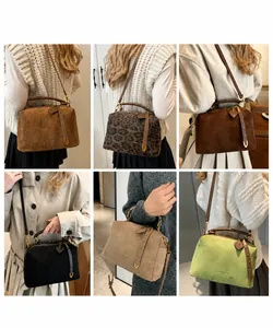 Vues détaillées de sacs boston en suédine en six coloris avec charms en forme de cœur
