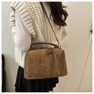 Sac bandoulière en daim marron avec poignées en cuir et détails en métal doré
