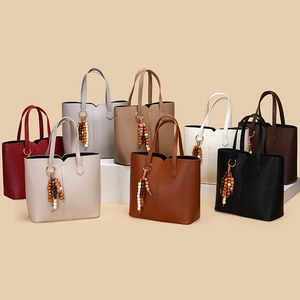 Grandi borse tote multicolori con bordo a onda e ciondolo con nappa di perline