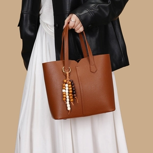 Borsa tote marrone in pelle martellata con ciondolo di perline per moda quotidiana