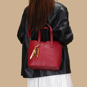 Borsa tote rossa in pelle litchi con nappa di perline e tracolla regolabile