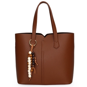 Grande borsa tote in pelle marrone scuro con cuciture verticali e nappina in perle di legno