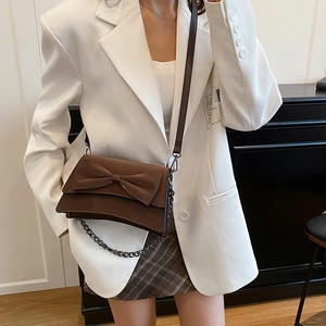 Borsa a tracolla chic in pelle PU marrone con grande fiocco e catena su modella