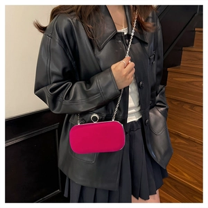 Pochette de soirée en velours magenta avec fermoir bague diamant et chaîne argentée