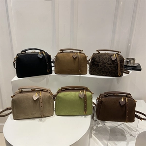 Sacs à main Boston en daim synthétique avec détails dorés et poignées supérieures chic
