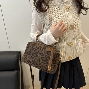 Sac Boston rétro à imprimé léopard avec bandoulière en cuir brun et breloque en forme de cœur