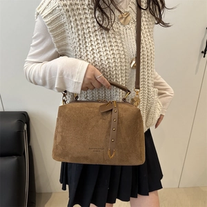Sac Boston vintage en daim marron avec bandoulière en cuir et détails en métal doré